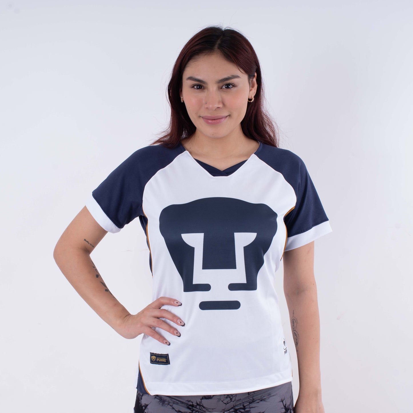 Blusa Dama PUMAS – Elegancia Deportiva en Blanco y Azul