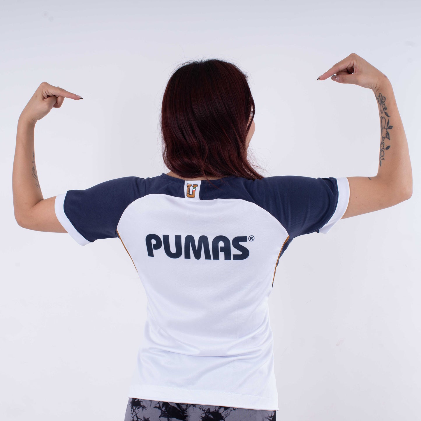 Blusa Dama PUMAS – Elegancia Deportiva en Blanco y Azul