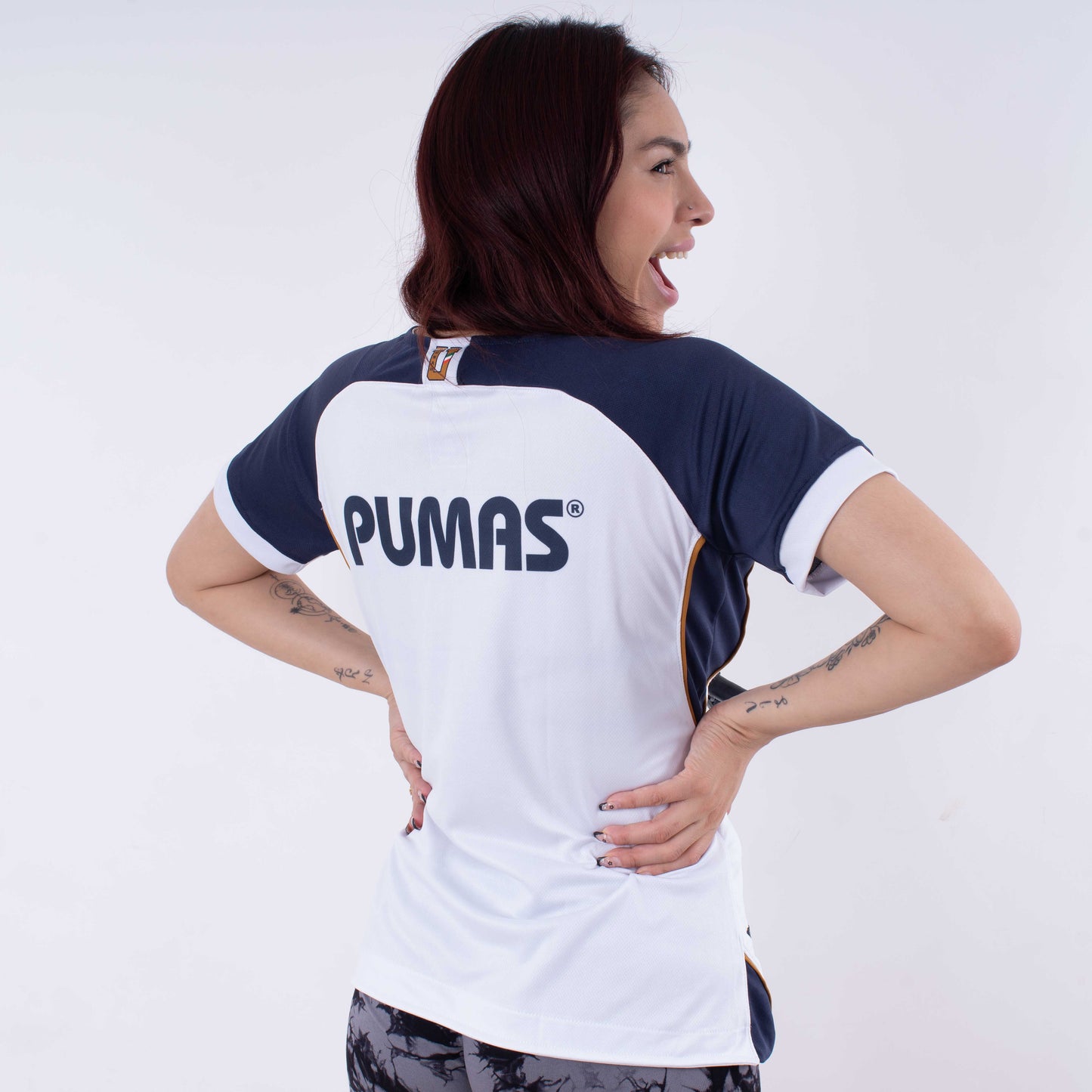 Blusa Dama PUMAS – Elegancia Deportiva en Blanco y Azul