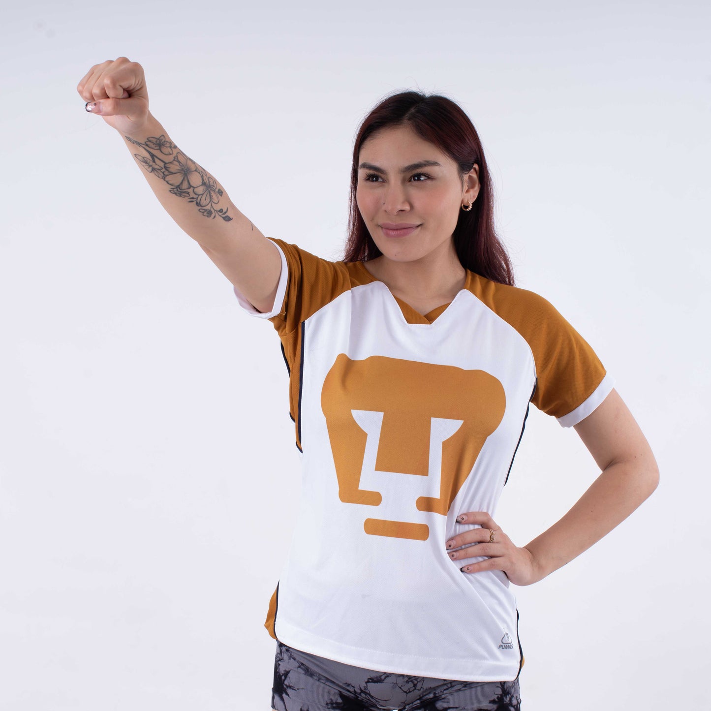 Blusa PUMAS para Dama – Elegancia Dorada y Pasión Universitari