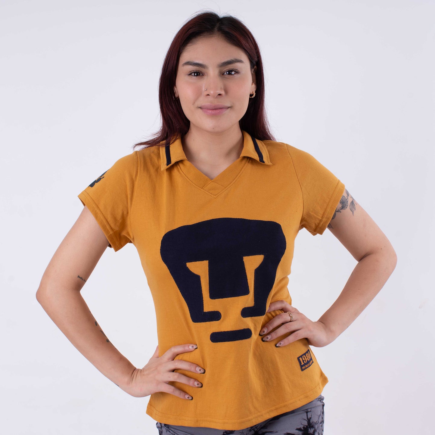 Blusa Retro PUMAS 1980 – Dorada sin Mangas, Estilo Clásico