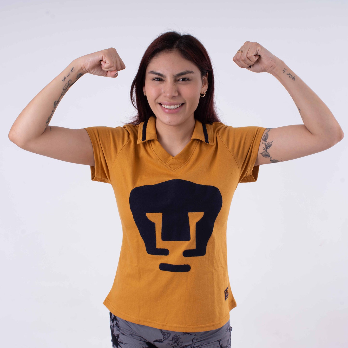 Blusa Retro PUMAS 1980 – Dorada sin Mangas, Estilo Clásico
