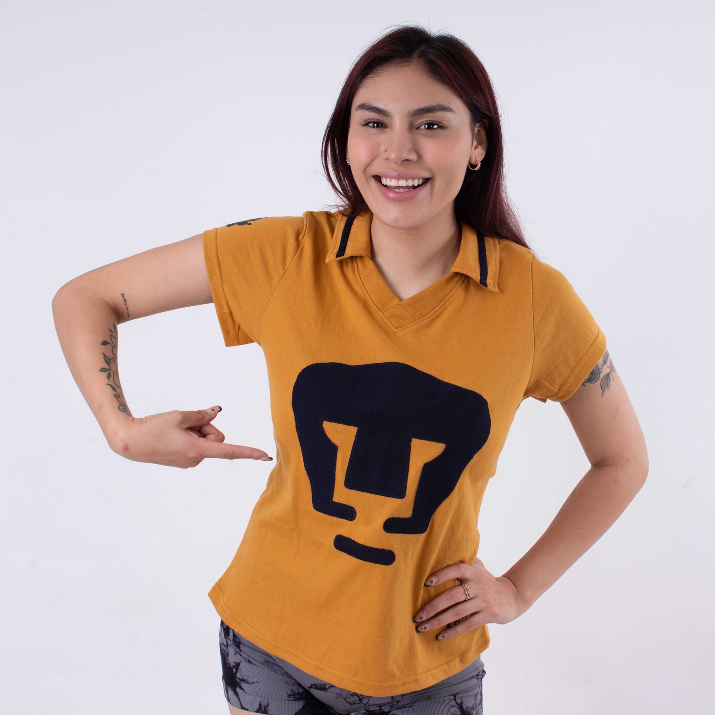 Blusa Retro PUMAS 1980 – Dorada sin Mangas, Estilo Clásico