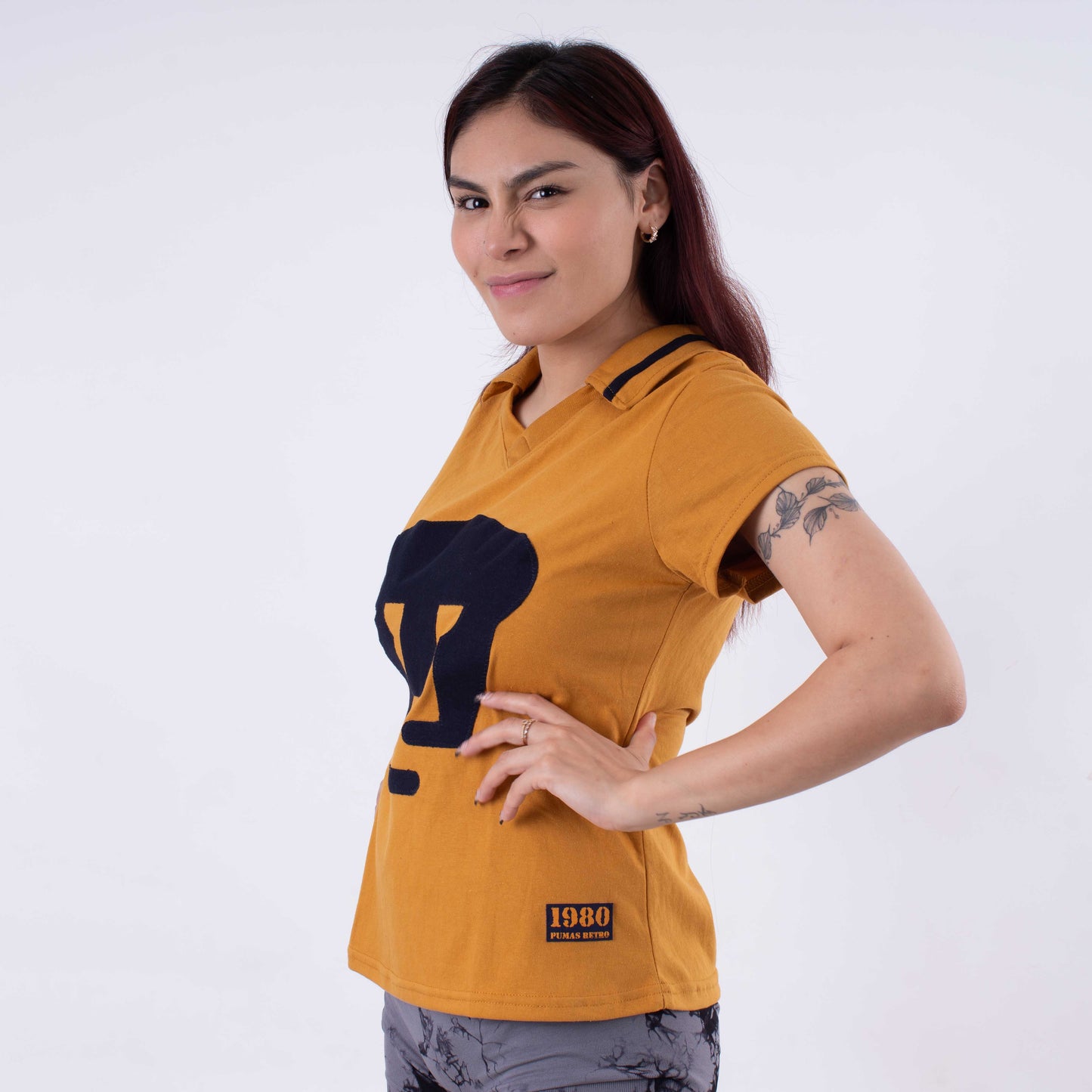 Blusa Retro PUMAS 1980 – Dorada sin Mangas, Estilo Clásico