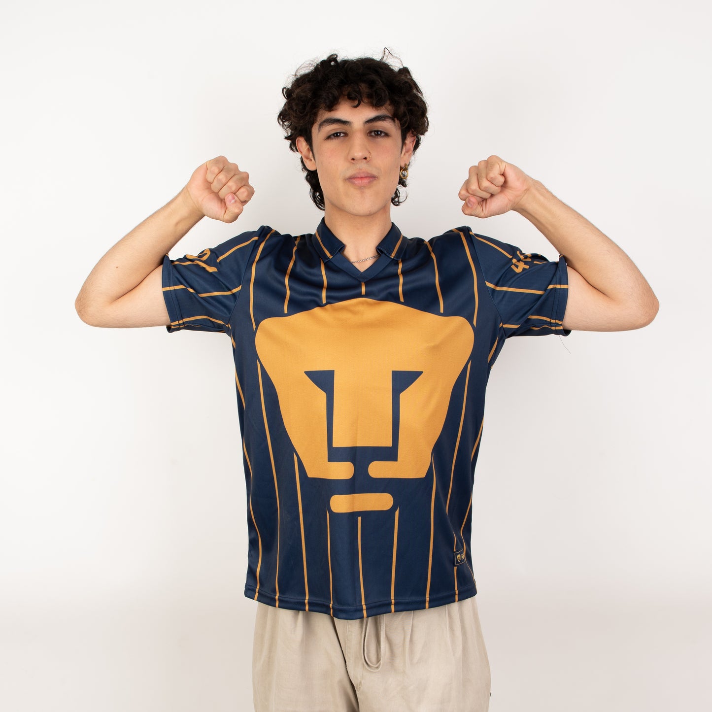 Jersey Retro PUMAS 40 Años – Elegancia y Tradición Deportiva