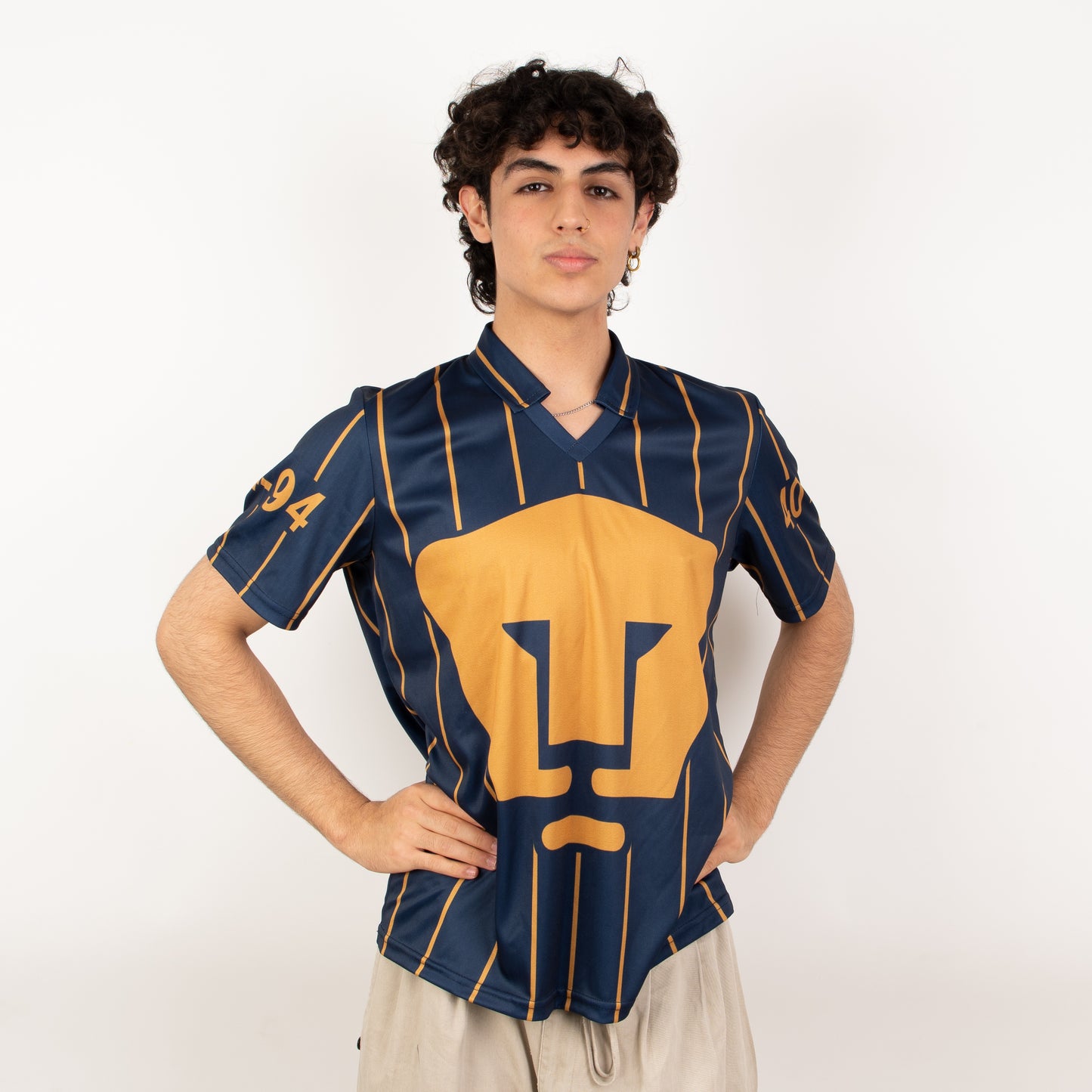 Jersey Retro PUMAS 40 Años – Elegancia y Tradición Deportiva