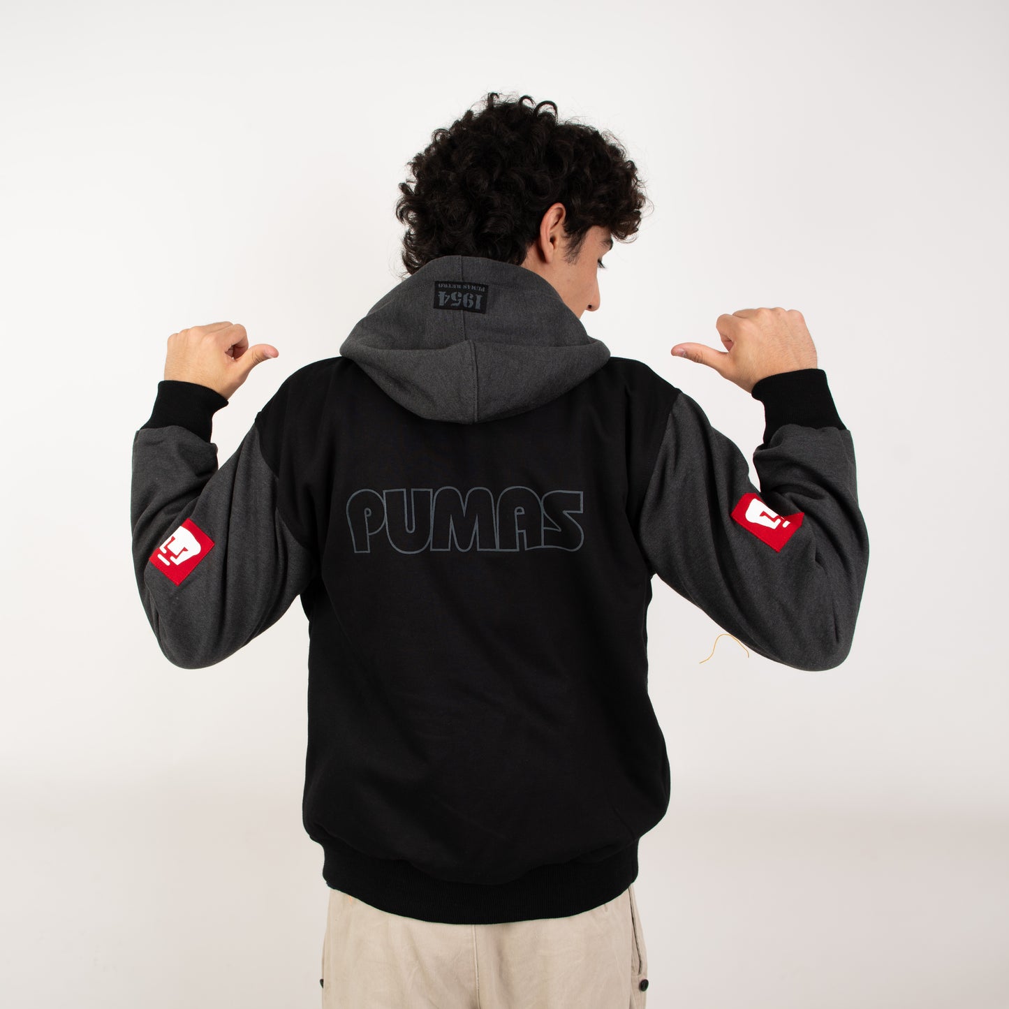 Sudadera Retro PUMAS 1954 – Negra y Gris, Estilo Clásico