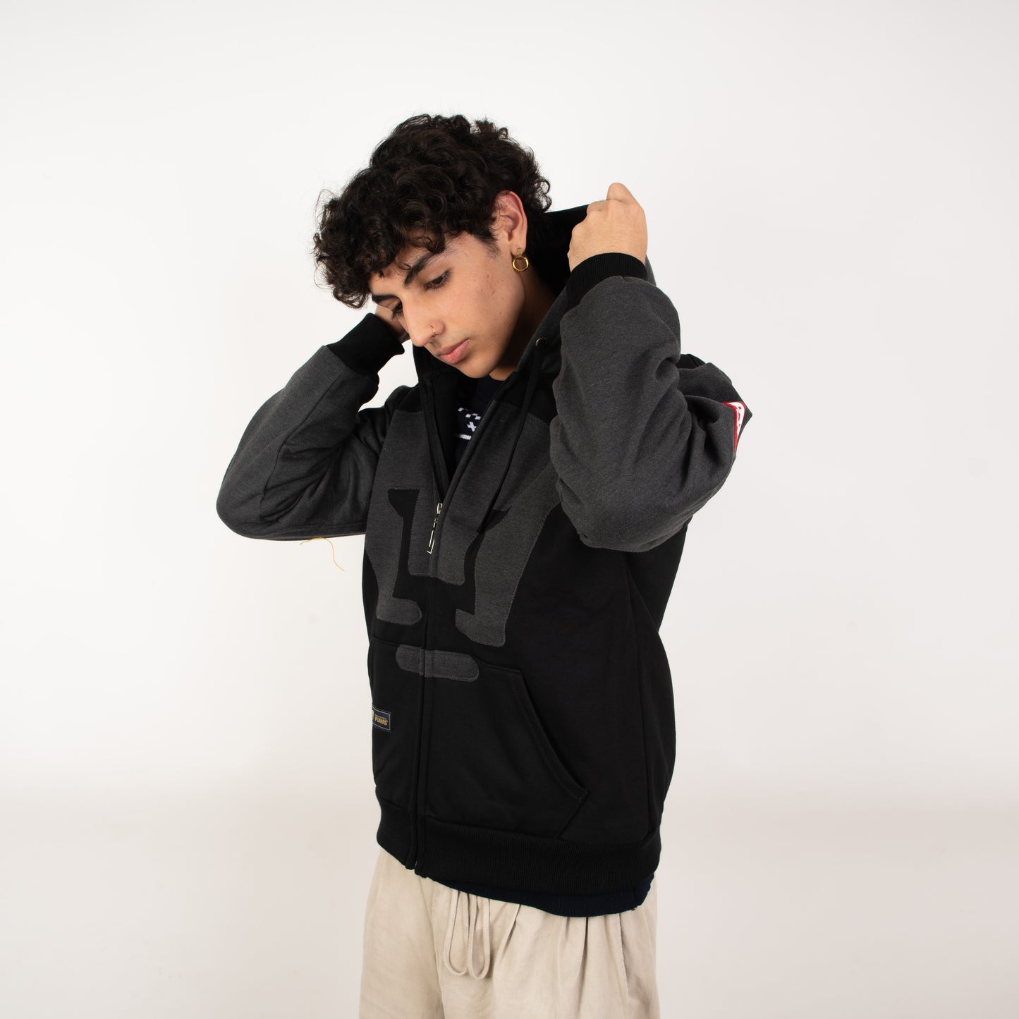 Sudadera Retro PUMAS 1954 – Negra y Gris, Estilo Clásico