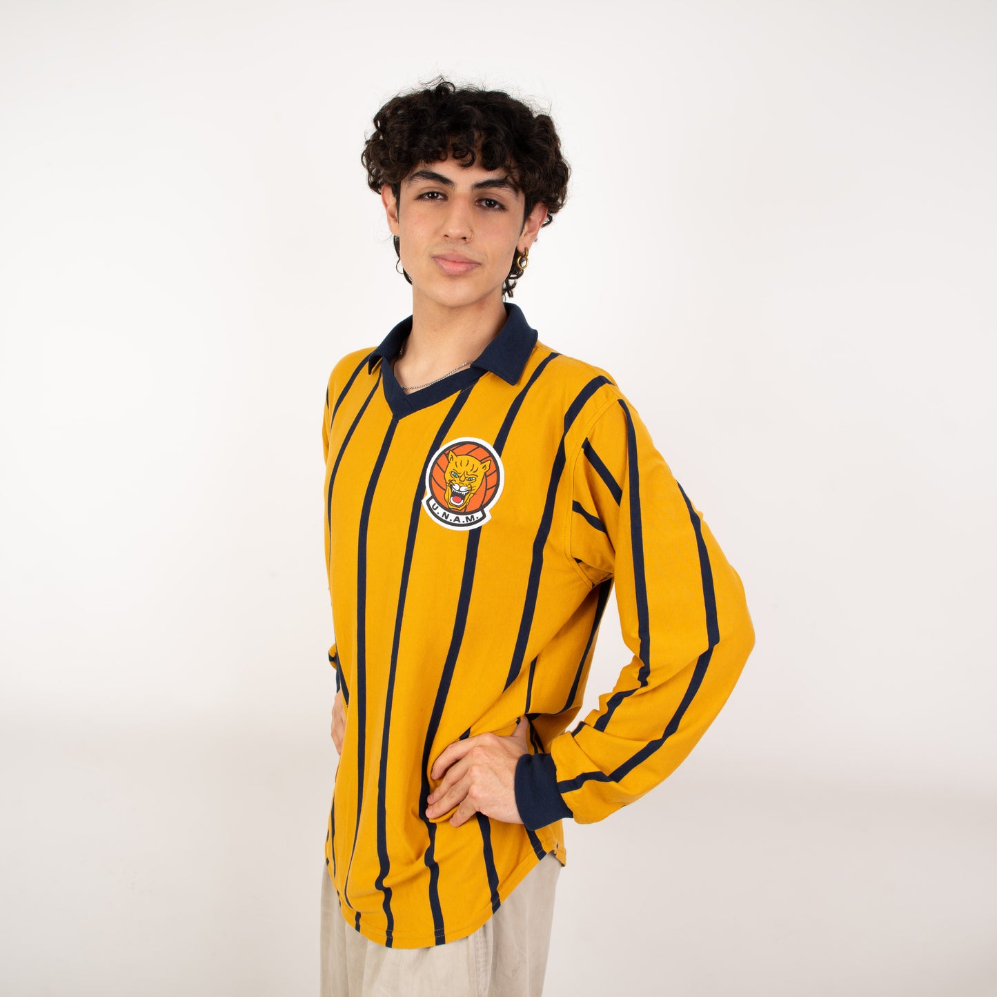 Jersey Retro PUMAS 1962 – Diseño Oro y Azul