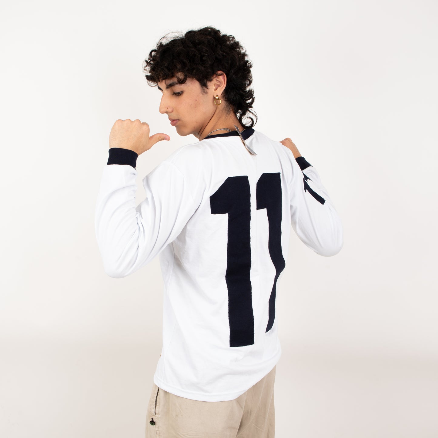 Jersey Retro Número 11 – Elegancia y Pasión Universitaria