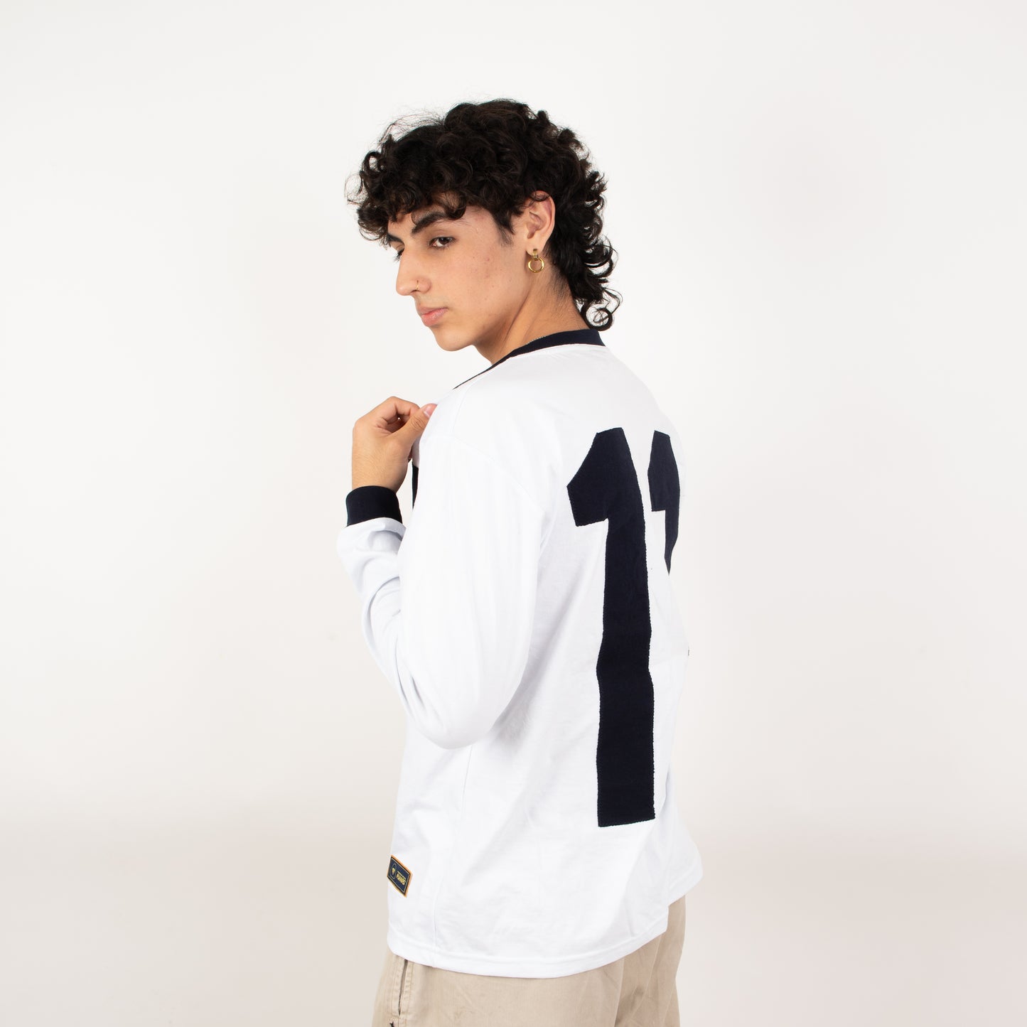 Jersey Retro Número 11 – Elegancia y Pasión Universitaria