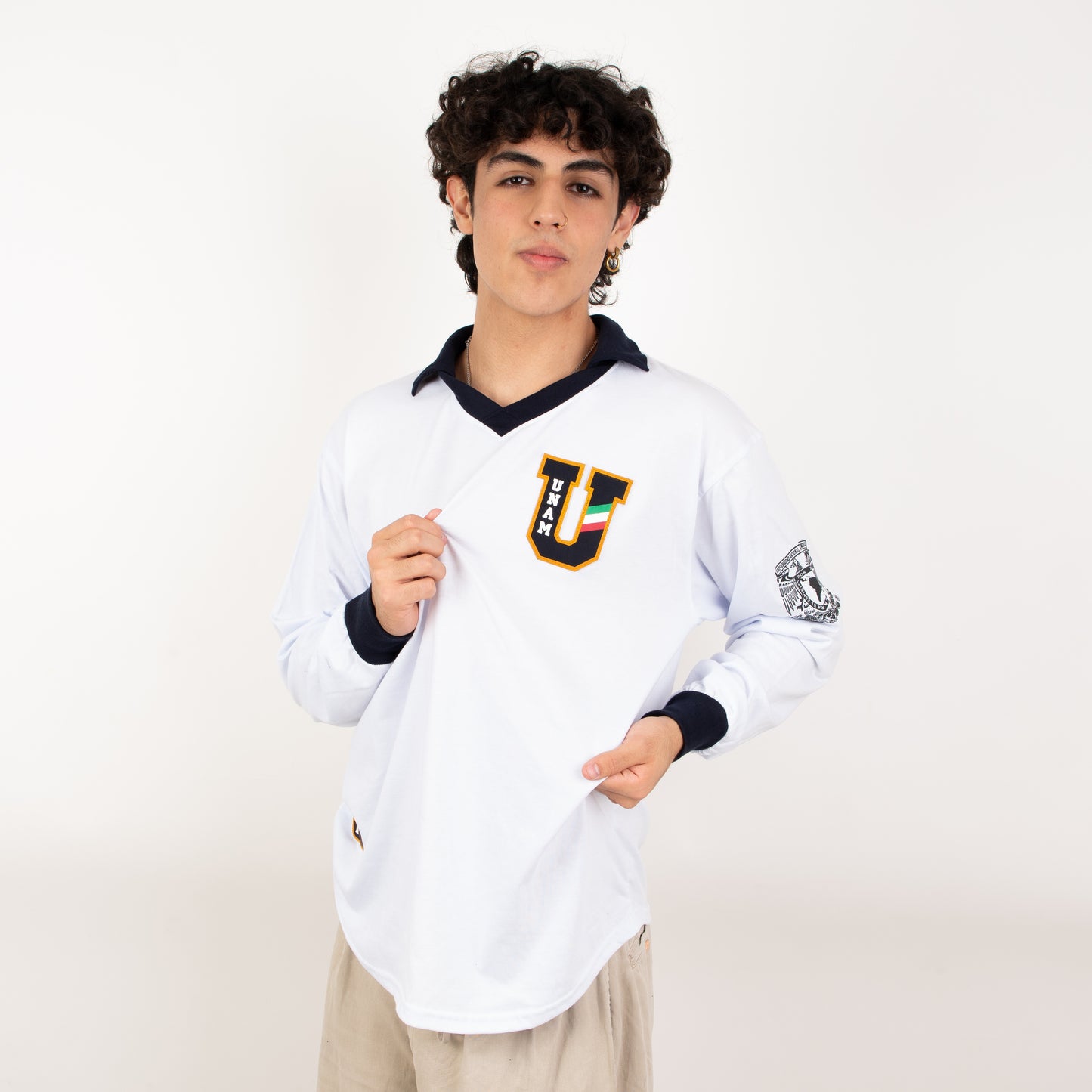 Jersey Retro UNAM 1962 – Elegancia Clásica en Blanco y Azul Marino