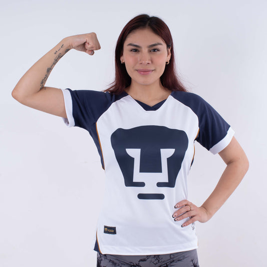 Blusa Dama PUMAS – Elegancia Deportiva en Blanco y Azul