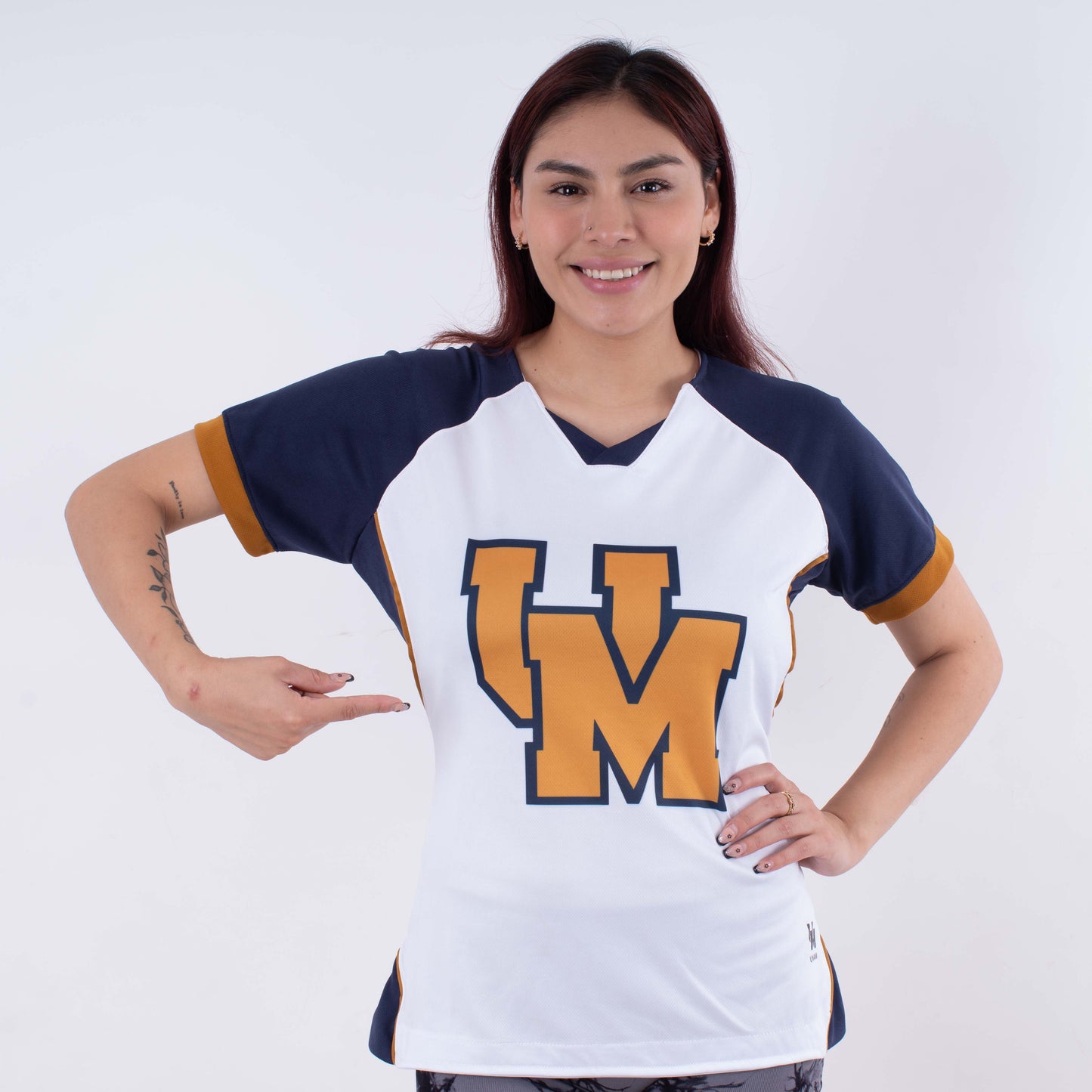 Blusa Oficial PUMAS – Elegancia en Blanco, Azul y Dorado