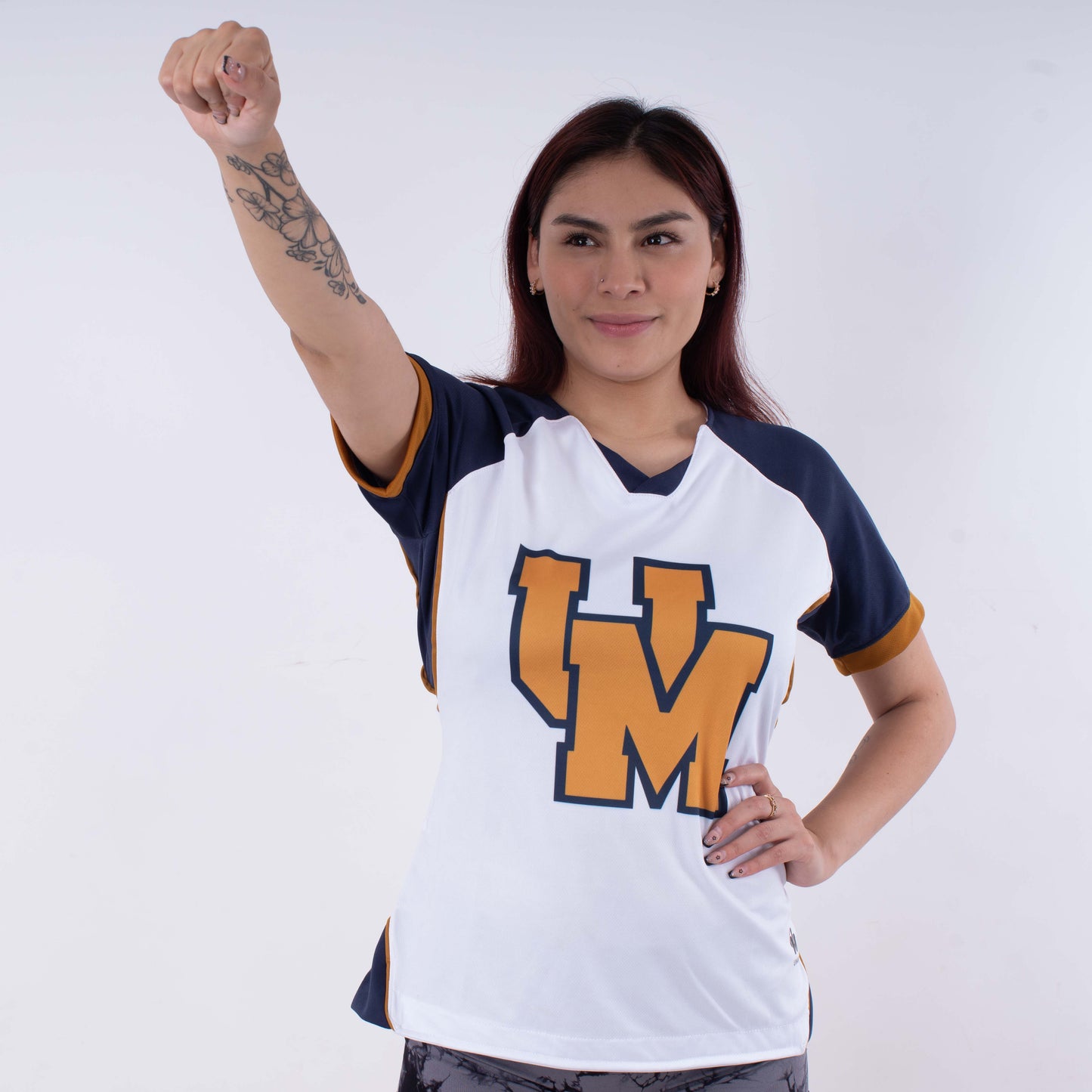 Blusa Oficial PUMAS – Elegancia en Blanco, Azul y Dorado