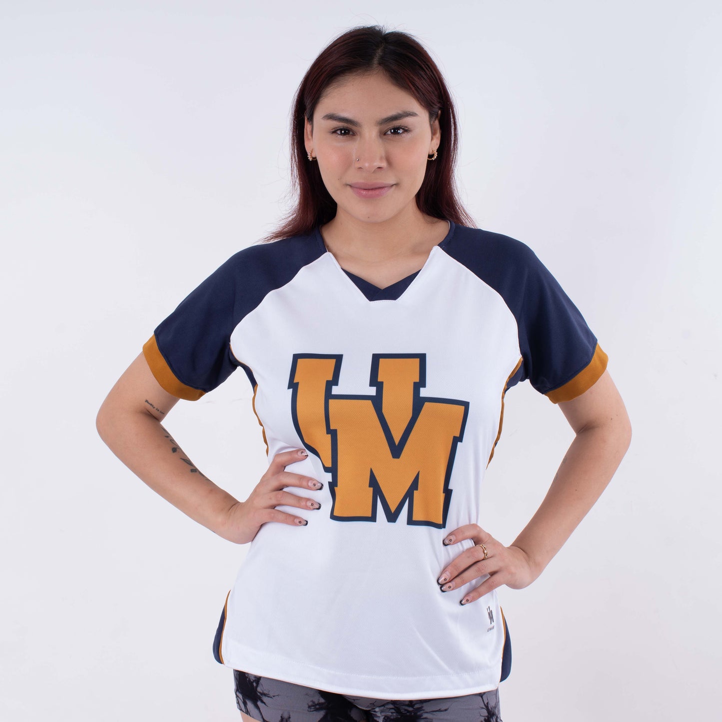 Blusa Oficial PUMAS – Elegancia en Blanco, Azul y Dorado