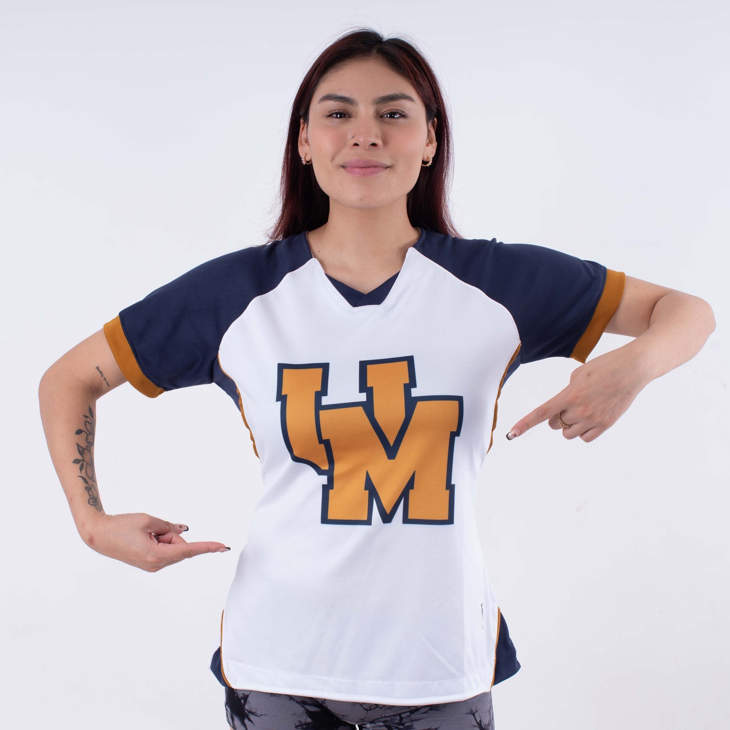 Blusa Oficial PUMAS – Elegancia en Blanco, Azul y Dorado