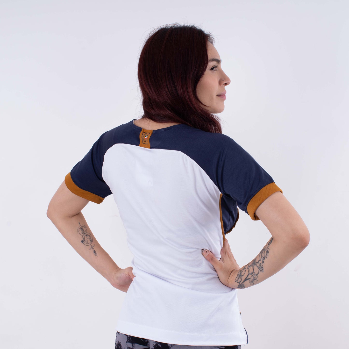 Blusa Oficial PUMAS – Elegancia en Blanco, Azul y Dorado