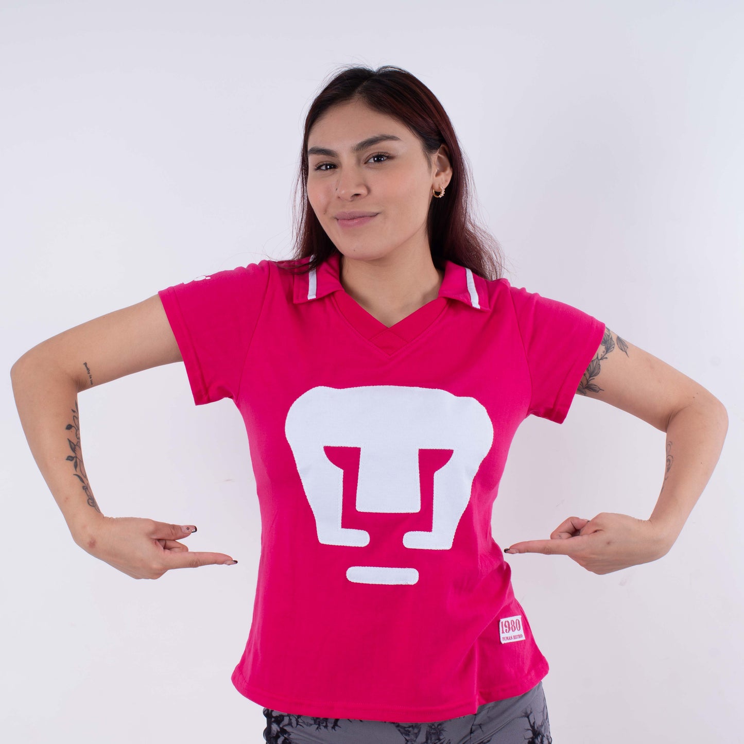 Blusa Retro PUMAS 1980 – Rosa con Detalles Blancos, Elegancia Deportiva