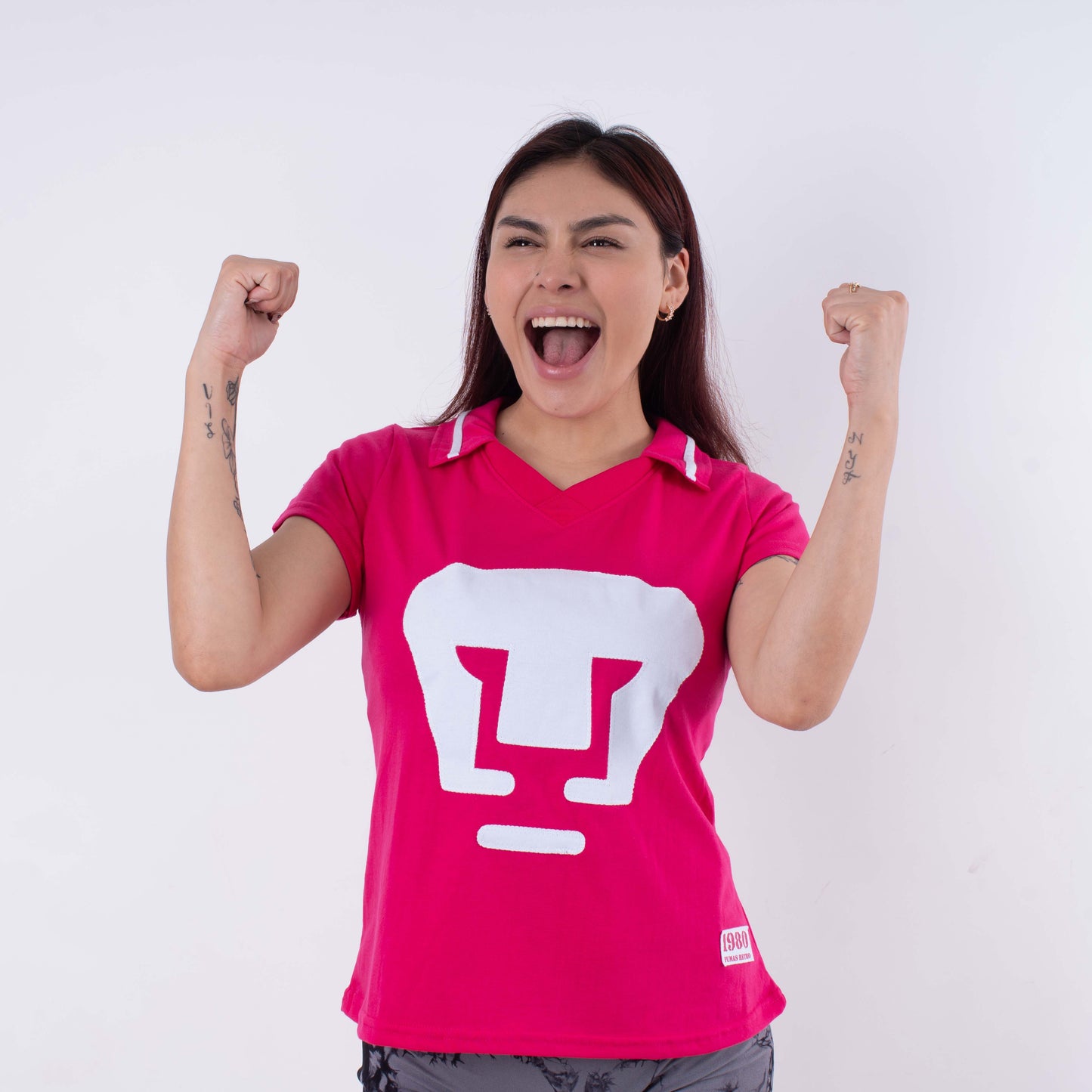 Blusa Retro PUMAS 1980 – Rosa con Detalles Blancos, Elegancia Deportiva