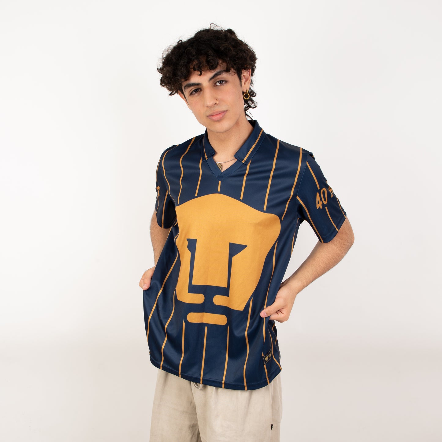 Jersey Retro PUMAS 40 Años – Elegancia y Tradición Deportiva
