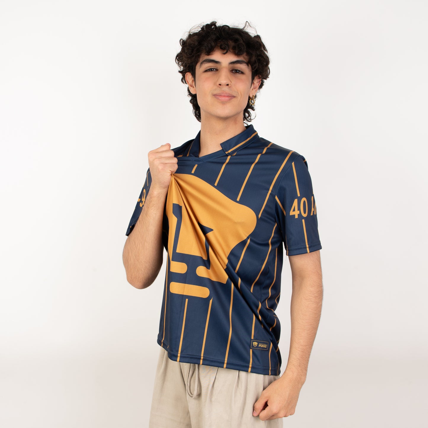 Jersey Retro PUMAS 40 Años – Elegancia y Tradición Deportiva