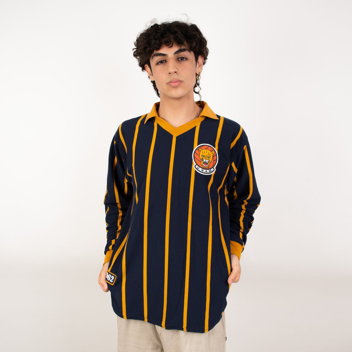 Jersey Retro PUMAS 1962 – Rayas Icónicas y Pasión Eterna