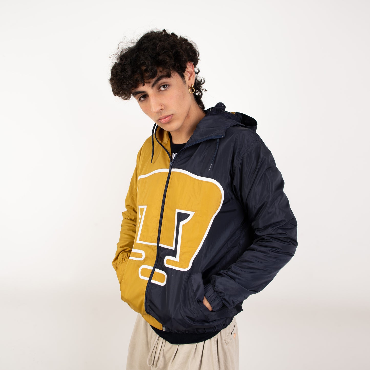 Rompevientos PUMAS Oficial: Mitad Azul, Mitad Oro