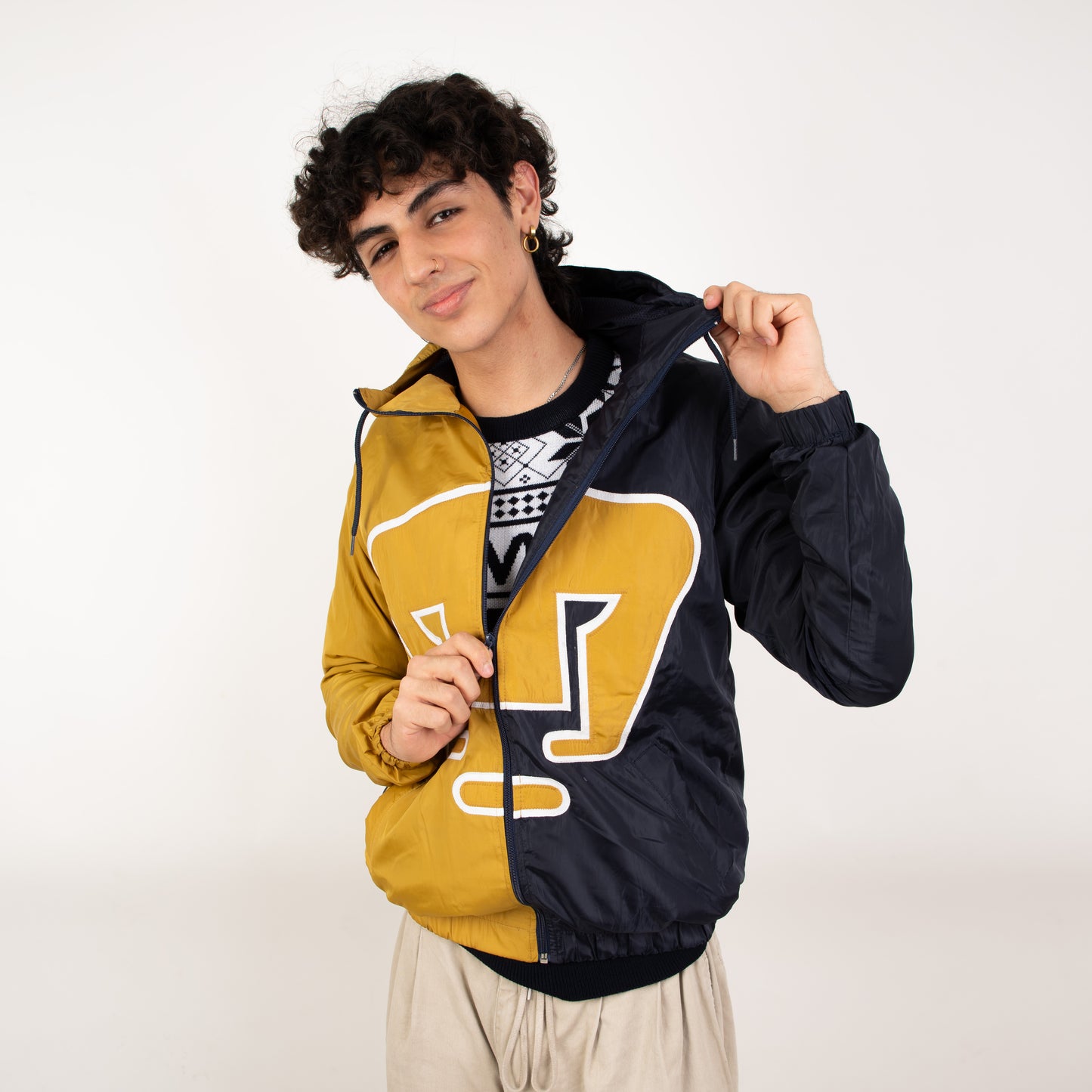 Rompevientos PUMAS Oficial: Mitad Azul, Mitad Oro